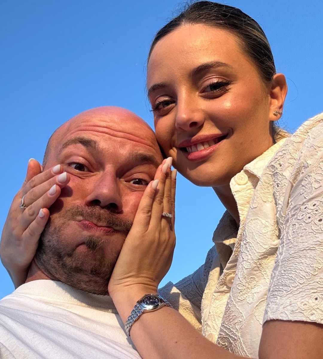 Arianna sorride e stringe tra le mani il viso di Jhonny