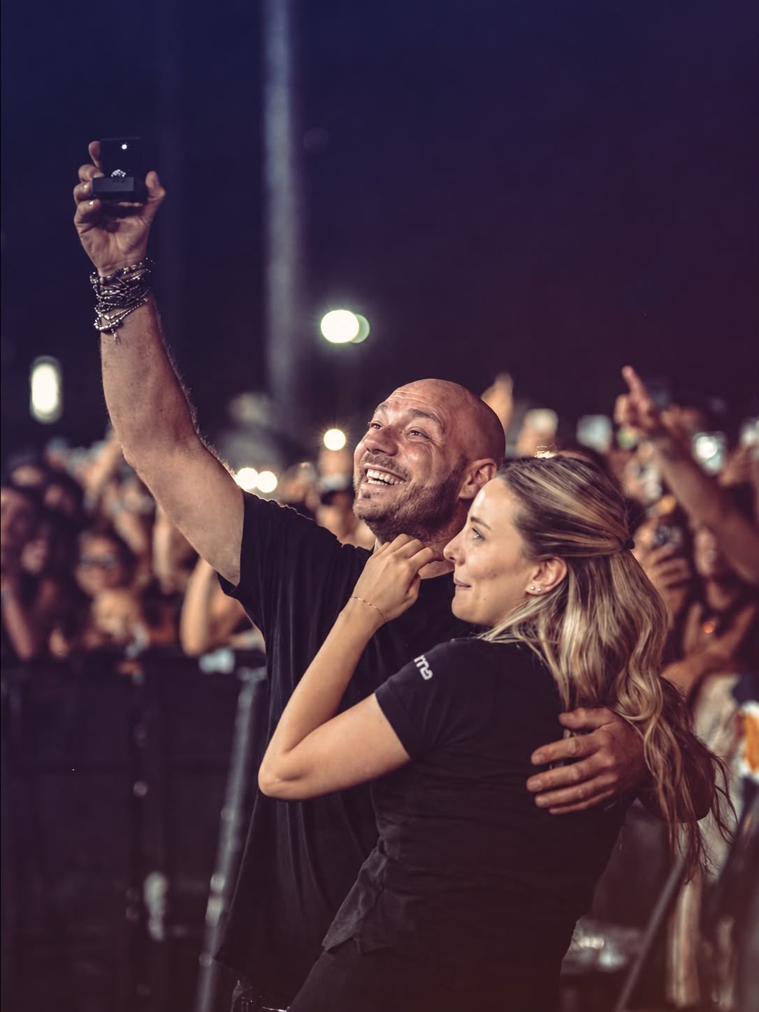 Jhonny e Arianna insieme a un concerto